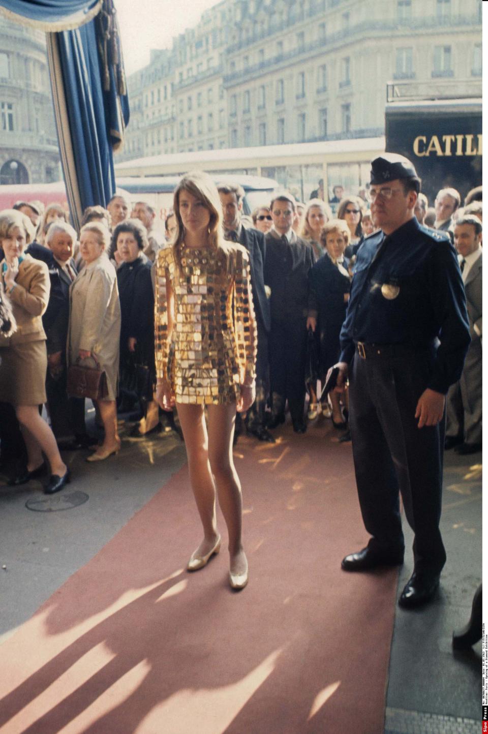 Françoise Hardy dans son iconique robe Paco Rabanne en 1968