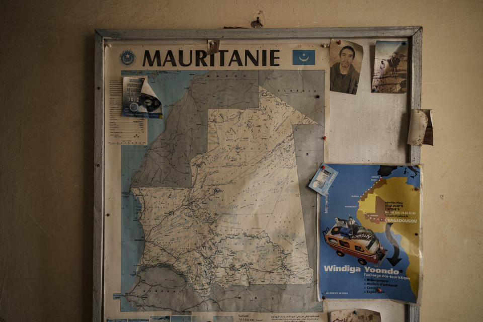 Un viejo mapa de Mauritania es expuesto en un hostal en Nuadibú, Mauritania, el 30 de noviembre de 2021. (AP Foto/Felipe Dana)