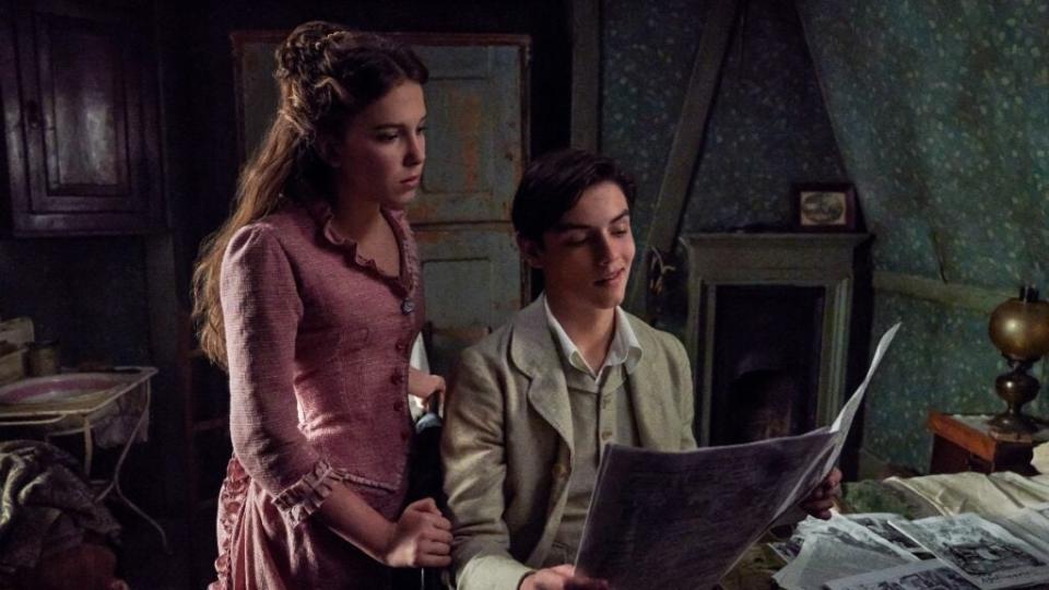 ENOLA HOLMES (L to R) MILLIE BOBBY BROWN as ENOLA HOLMES, LOUIS PARTRIDGE as TEWKSBURY. Cr. ALEX BAILEY/LEGENDARY