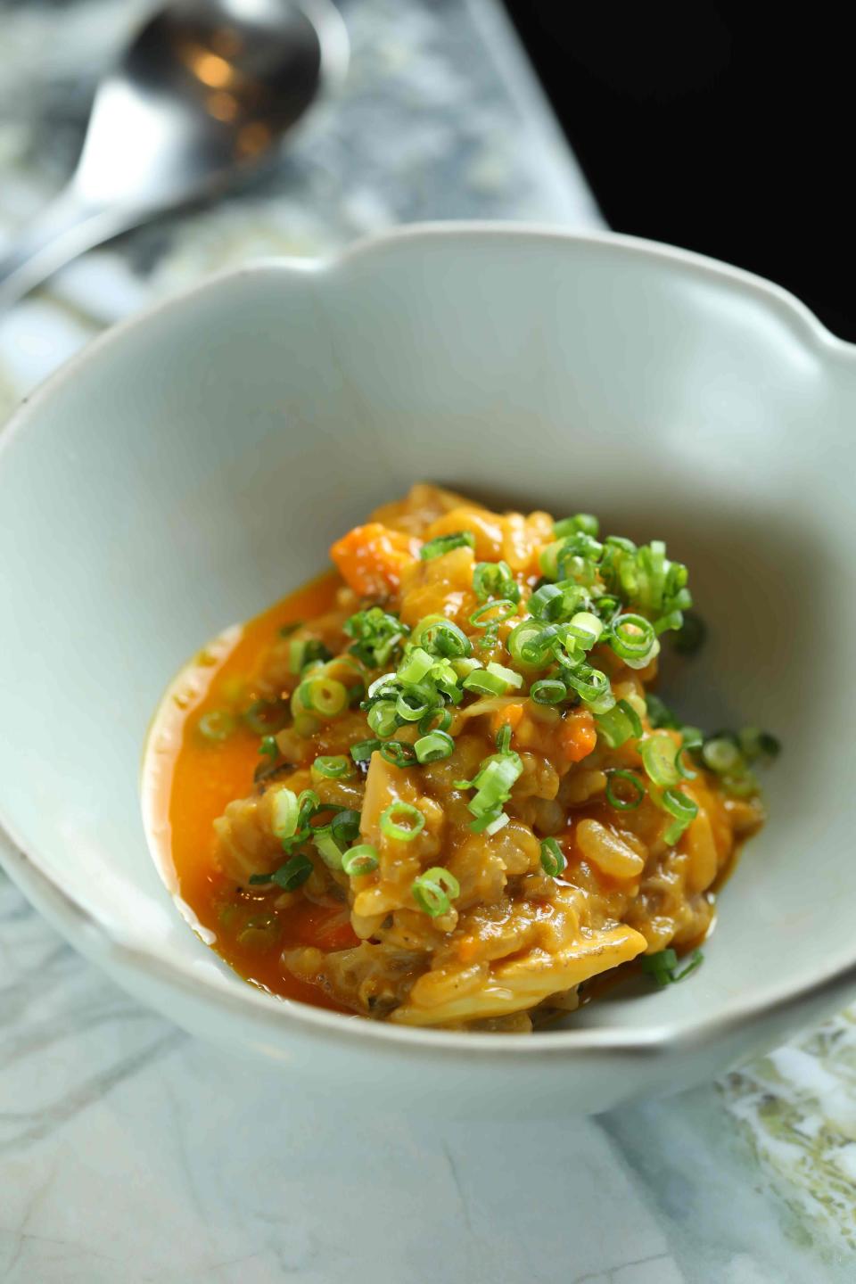 「大閘蟹雜炊」融合了大閘蟹與各種精選食材的精華於一「粥」。