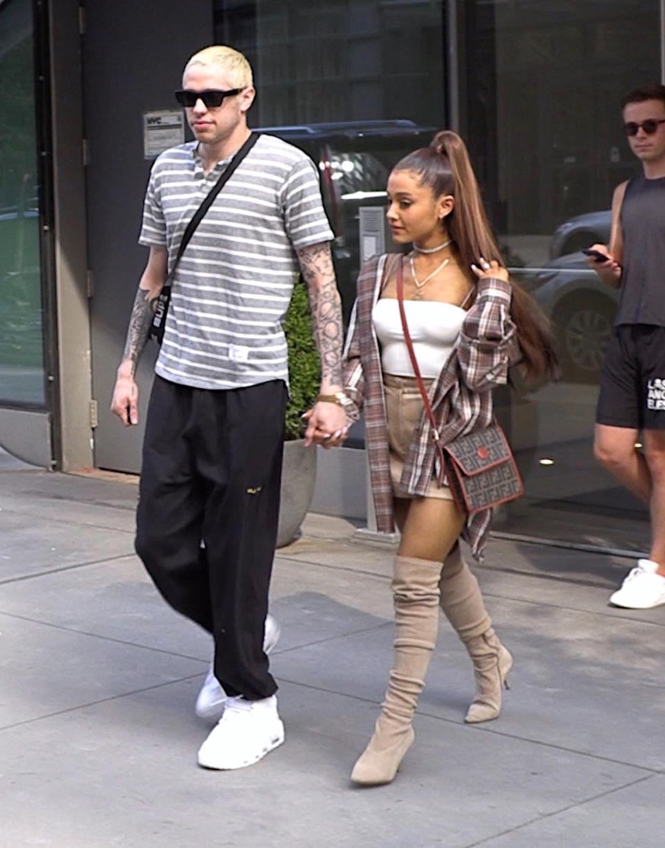 Ariana Grande wurde von den Paparazzi beim Shopping mit ihrem Liebsten Pete Davidson abgelichtet. (Bild: Splash News)