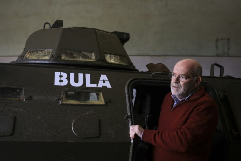 José Afonso de Oliveira devant un véhicule restauré pour, le 26 mars 2024, à Oeiras, au Portugal (PATRICIA DE MELO MOREIRA)