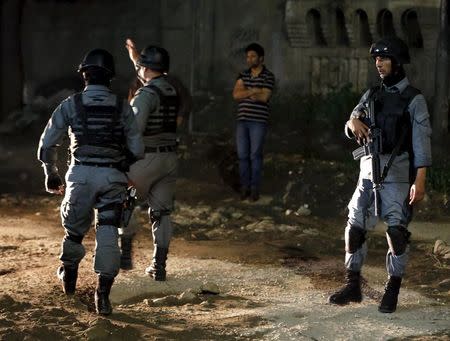 Afghan policemen keep watch at the site of an attack in Kabul May 14, 2015. REUTERS/Omar Sobhani