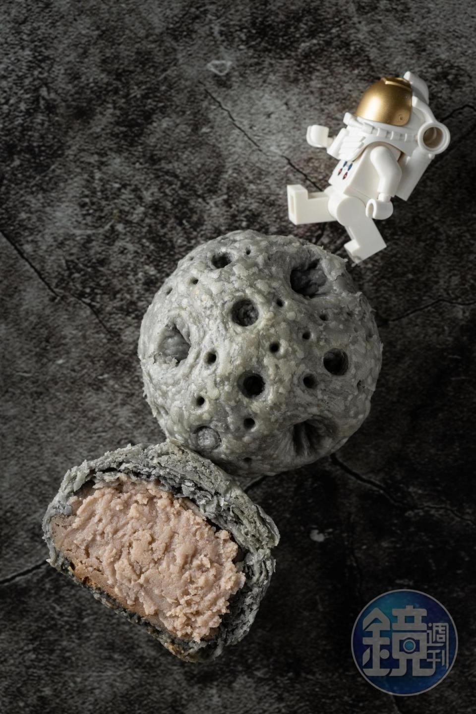 「月球」外型仿造真實月球的樣貌，內餡則是芋泥結合油蔥酥的台灣古早味，吃一口就像登陸月球。（860元／盒，9入，蛋黃酥、月球、柚子各3顆，也可選擇單一口味，全月球口味，880元／盒）