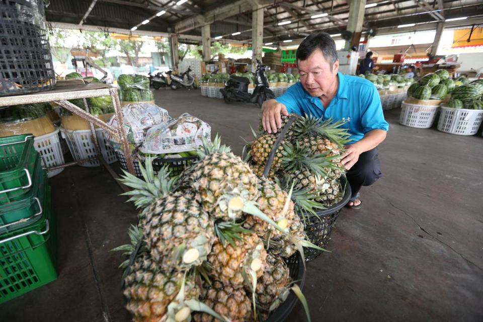 米格霜淇淋的原料主要來自鳳山果菜批發市場，高家爸爸高博勇偶爾也會幫忙挑選水果。