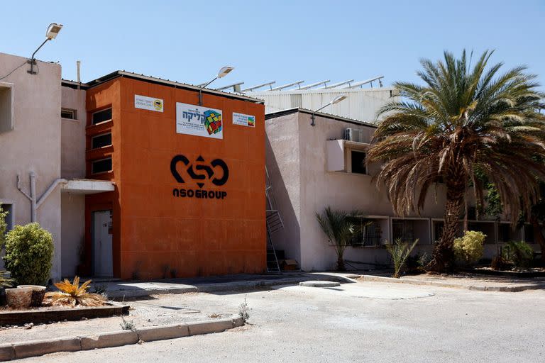 El logo de la empresa cibernética israelí NSO Group se ve en una de sus sucursales en el desierto de Arava