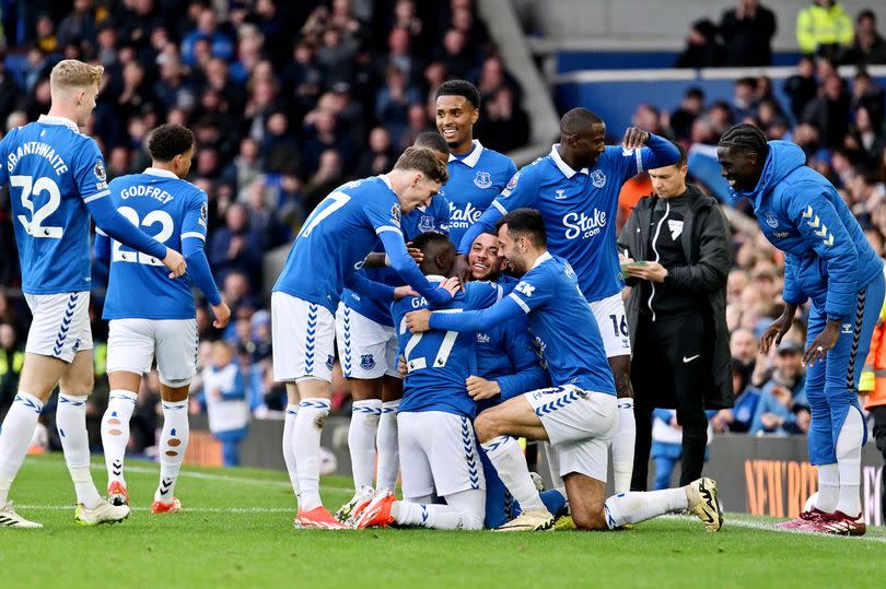Everton players celebrate Idrissa Gueye's goal against Brentford