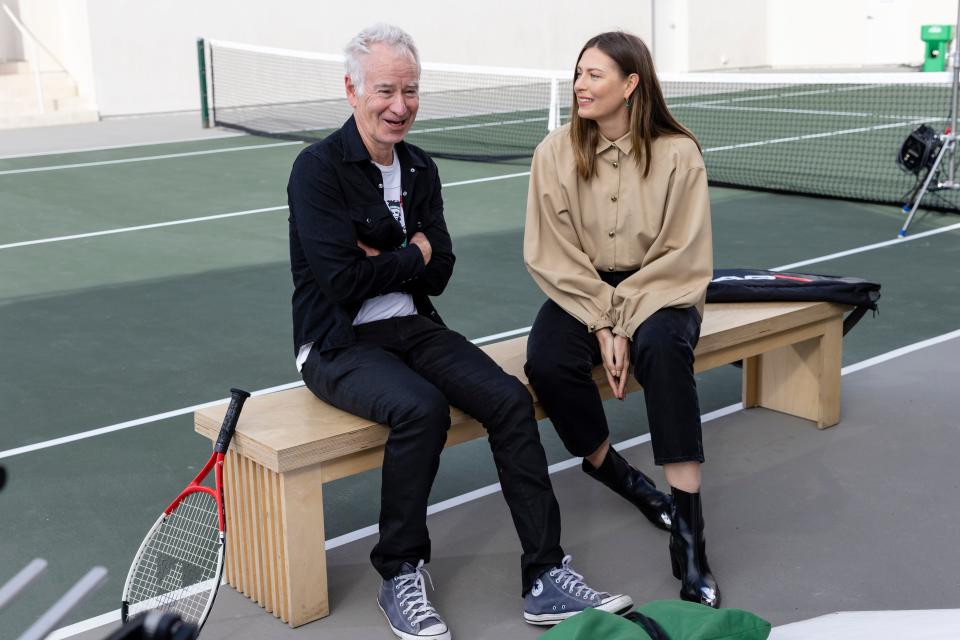 John McEnroe pasó tiempo con Maria Sharapova para un episodio de "Lugares de McEnroe."