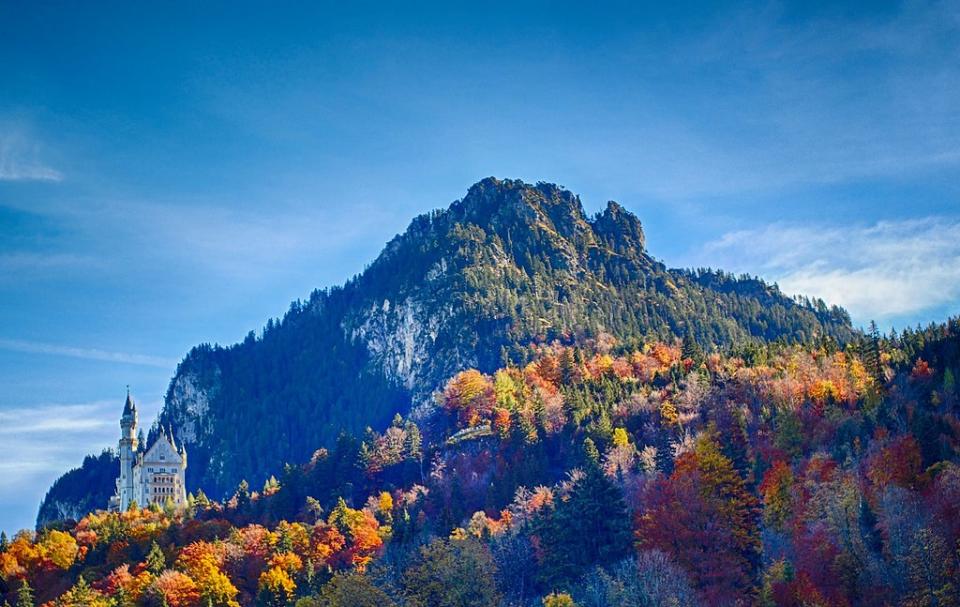 (Photo by Andrei Kim, License: CC BY-SA 3.0, Wikimedia Commons提供, 圖片來源500px.com/photo/132784547/Neuschwanstein-Castle-by-Andrei-Kim)