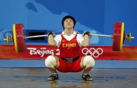 Liu Chunhong of China lifts 158kg to set a world record in the women's 69kg clean & jerk weightlifting competition at the Beijing 2008 Olympic Games August 13, 2008. REUTERS/Yves Herman (CHINA)