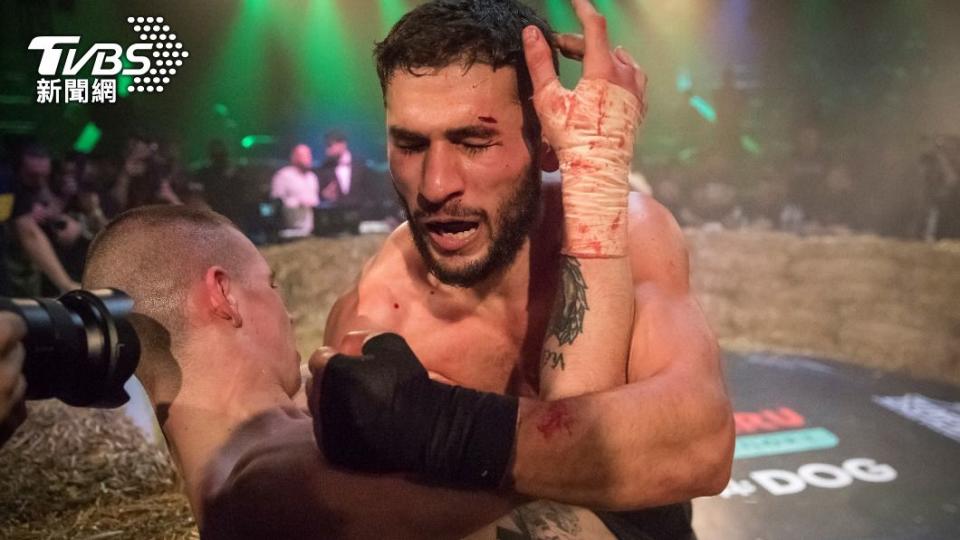 兩名業餘拳擊手在莫斯科「搏擊之夜」對戰。（圖／達志影像路透社）