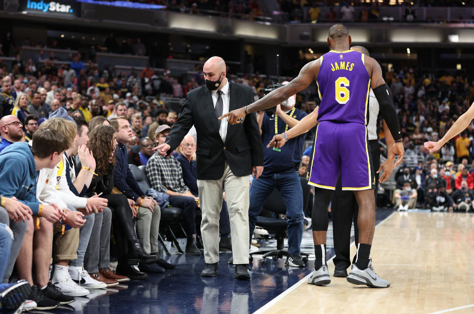 LeBron James también ha tenido incidentes con asistentes que no se han comportado a la altura. (Photo by Andy Lyons/Getty Images)