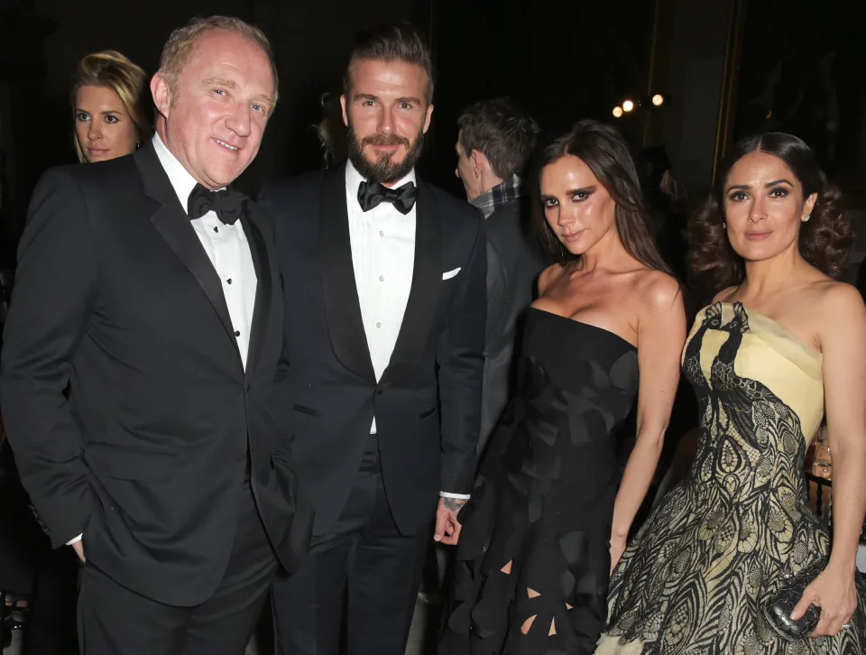 Francois Henri Pinault, David Beckham, Victoria Beckham y Salma Hayek compartiendo amistad en el evento de Alexander McQueen: Savage Beauty Fashion Gala en marzo de 2015 en Londres. (Foto de David M. Benett/Getty Images for Victoria and Albert Museum)