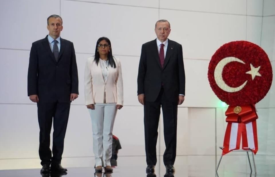 En esta foto divulgada por la oficina de prensa del Palacio de Miraflores se ve al vicepresidente venezolano de Economía, Tareck El Aissami, a la izquierda; a la vicepresidenta venezolana Delcy Rodríguez, y al presidente de Turquía, Recep Tayyip Erdogan, durante una ceremonia para colocar una ofrenda floral en honor al héroe independentista Simón Bolívar en el Panteón Nacional en Caracas, el lunes 3 de diciembre de 2018. (Oficina de Prensa de Miraflores, vía AP)