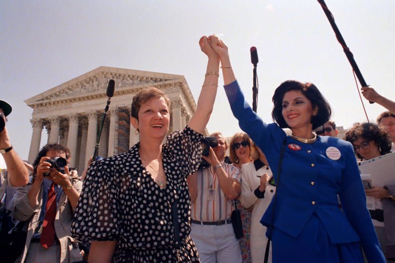 麥科維女士（Norma McCorvey，左）早年成為爭取墮胎權的先驅，晚年卻轉為支持反墮胎（AP）