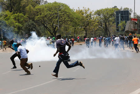 Supporters of the opposition National Super Alliance (NASA) coalition run after riot policemen dispersed protesters during a demonstration calling for removal of Independent Electoral and Boundaries Commission (IEBC) officials in Nairobi, Kenya September 26, 2017. REUTERS/Thomas Mukoya