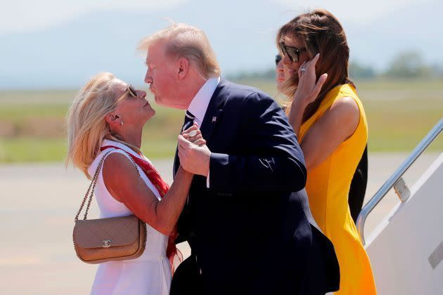 <p>Donald et Melania Trump arrivent à Biarritz, samedi. Le président salue Jamie McCourt, ambassadrice des Etats-Unis en France.</p>