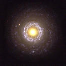 16. Lo que a primera vista puede parecer un huevo partido en dos, no es más que una imagen de la pequeña galaxia en forma de espiral NGC 7742. Pero esta no es una galaxia común y corriente, sino del tipo probablemente impulsada por un agujero negro que reside en su núcleo.