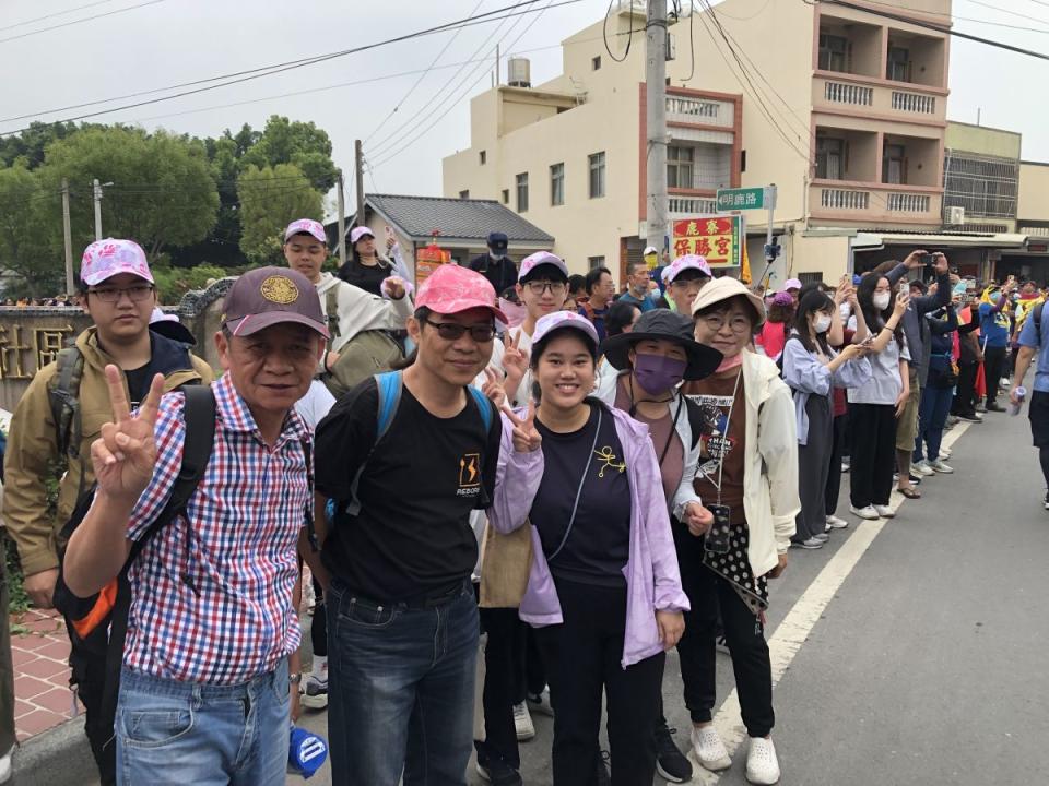 中教大台灣語文學系主任林茂賢，年年帶著學生，體驗大甲媽祖遶境進香，感受台灣民情。（圖：台中教育大學提供）