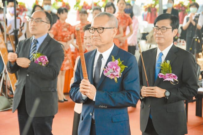 國巨公司董事長陳泰銘（中）14日親自主持高雄大發三廠動土典禮，高雄市長陳其邁（右）全程參與，感謝國際大廠投資高雄。（林宏聰攝）