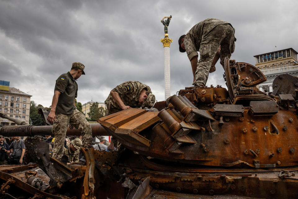 Militares ucranianos caminando por una escuela bombardeada por las en rusas en la región de Mykolaiv este mes. (Daniel Berehulak/The New York Times)