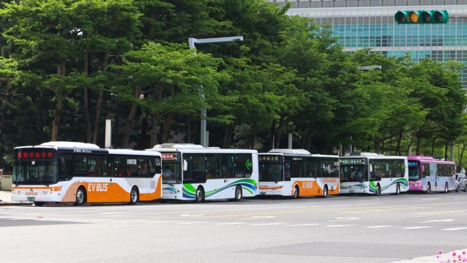 工研院研發的電動車充電站營運管理系統技術，協助客運業者解決目前營運站營運成本、人力調配、電池壽命監測的三大轉型痛點。(圖片來源/ 臺北市政府)