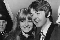 Noch ein berühmtes Groupie der 60-er - nein, halt! Natürlich viel mehr als das. Jane Asher war bereits mit 15 ein britischer Kinderstar. Legendär wurde ihre mehrjährige Liaison mit Paul McCartney. Der Beatle widmete ihr Klassiker wie "Here, There And Everywhere" und "For No One". 1968 lösten die Schauspielerin und der Musiker ihre Verlobung. (Bild: Central Press/Getty Images)