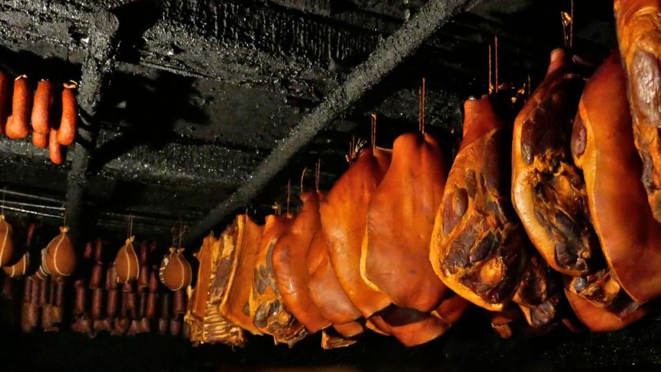 Gepökeltes und geräuchertes Fleisch zum Beispiel. Dieses enthält Nitritpökelsalze. Bei hohen Temperaturen können sich daraus die krebserregenden Nitrosamine bilden. (Bild: iStock / anela)