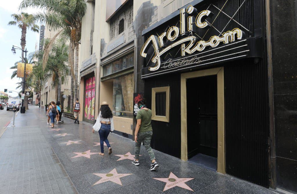 Des passants devant le bar Frolic Room à Los Angeles le 29 juin dernier. - MARIO TAMA / GETTY IMAGES NORTH AMERICA / GETTY IMAGES