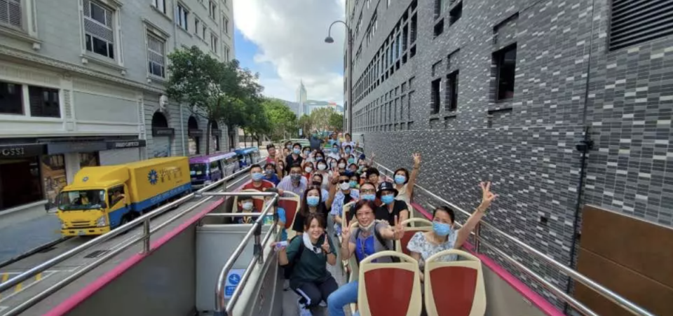 乘開篷巴士夜遊香港街道