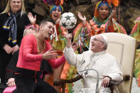 Lorsqu'un cirque cubain débarque au Vatican, c'est bien le pape François qui fait le show ! (Photo : TIZIANA FABI / AFP)