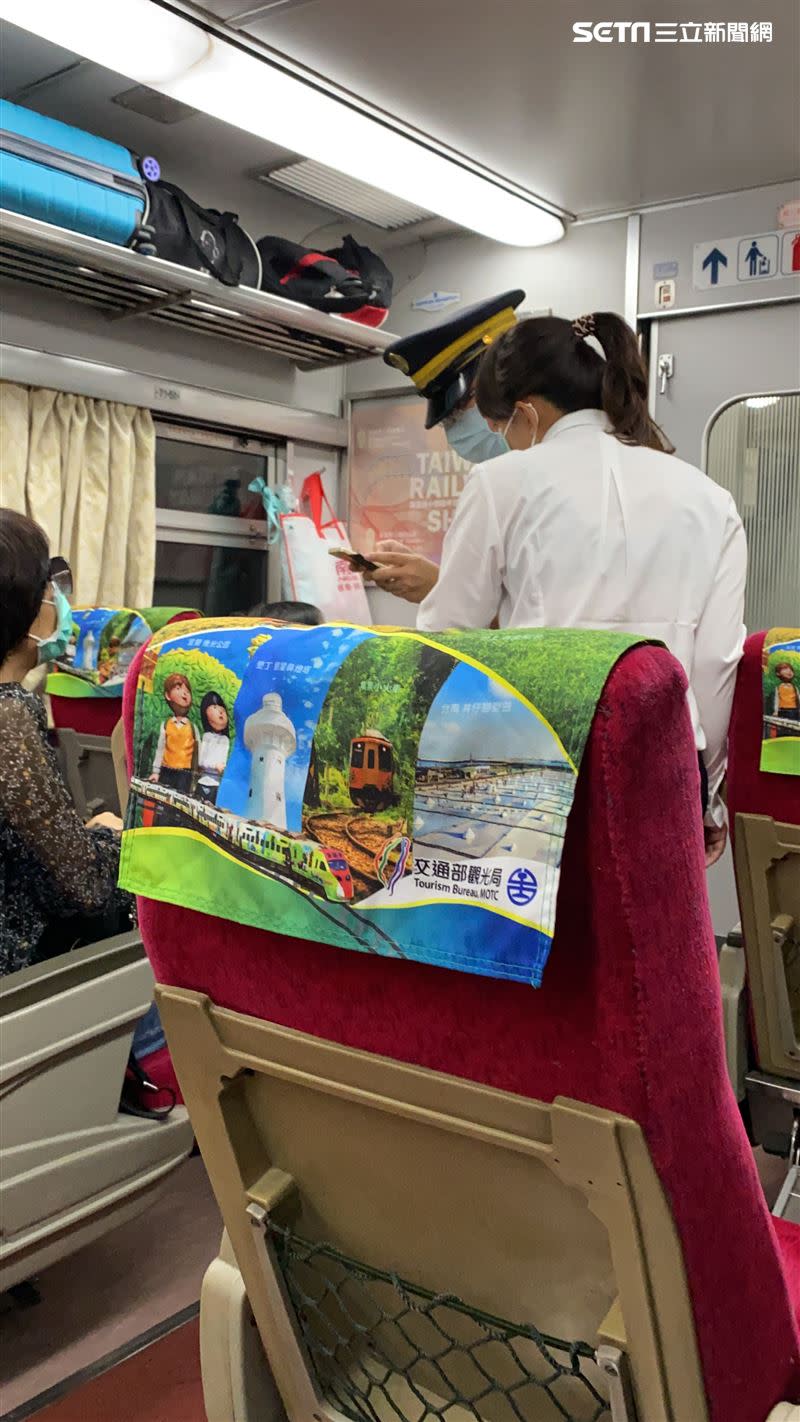 在台鐵南迴北上列車上，旅客問列車員是宜蘭還是羅東先到，列車員耐心答覆超暖心。