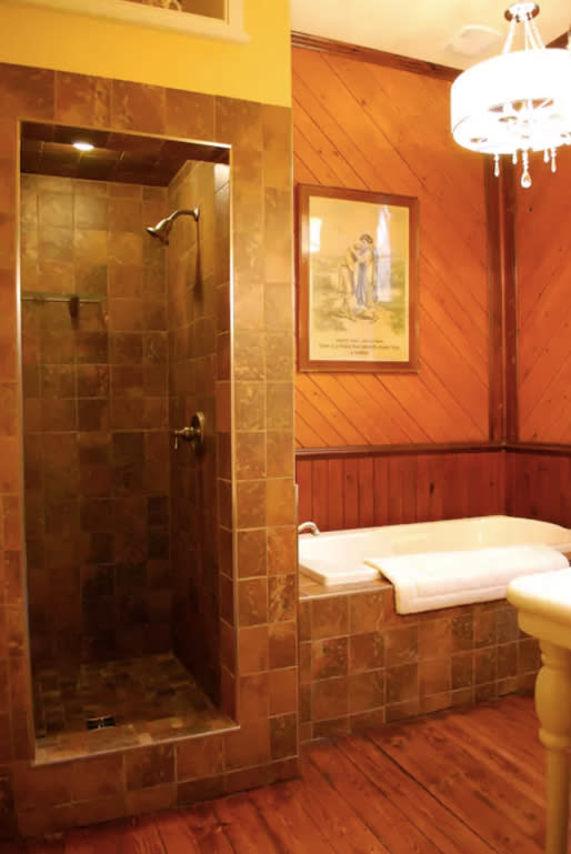 <p>There’s also one and a half bathrooms. This one has a deep soaker tub. </p>