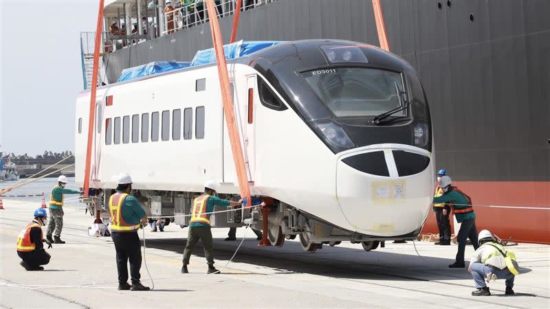 2021年EMU3000新型城際列車從日本運抵台灣。（圖／台鐵局提供）