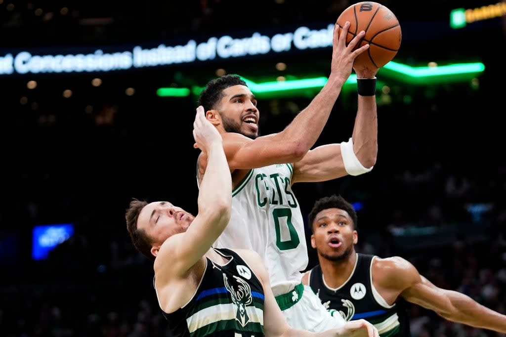 BUCKS CELTICS (AP)