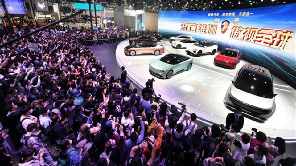 2019年許家印還趕流行進軍汽車業，並借殻在香港上市，至今投入500億元，幾次發表會都只拿出汽車模型，成為業界的笑柄。（圖／恒馳汽車）