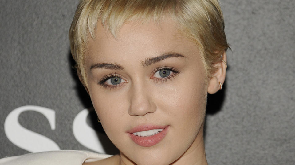 Zu Miley Cyrus' Outfit in zartem Pastell passt der freche Pixie-Cut perfekt