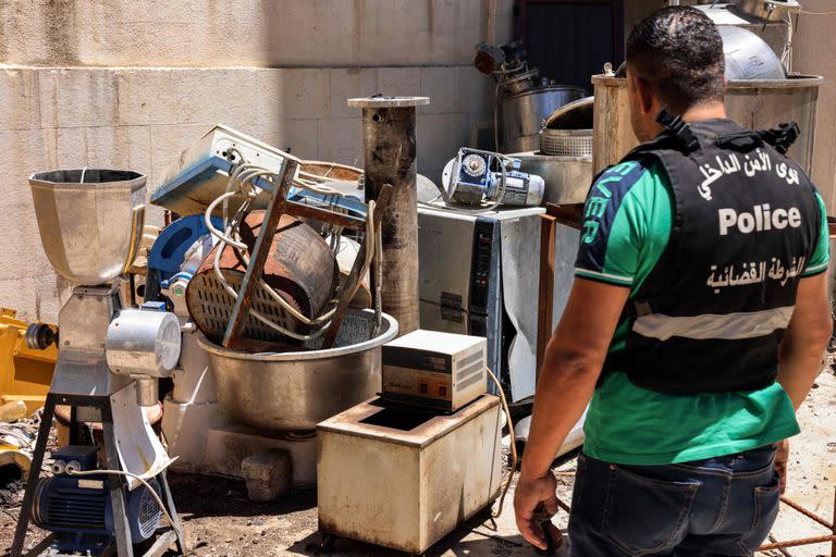 Un funcionario de la policía judicial libanesa inspecciona los instrumentos confiscados para la fabricación de pastillas de captagon en la sede de la policía judicial en la ciudad de Zahle, en el valle central de la Bekaa, el 21 de julio de 2022.