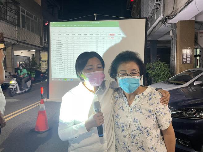 陳雅惠（左）順利獲得當選，她與母親市議員邱素貞（右）開心相擁。（讀者提供／張妍溱台中傳真）