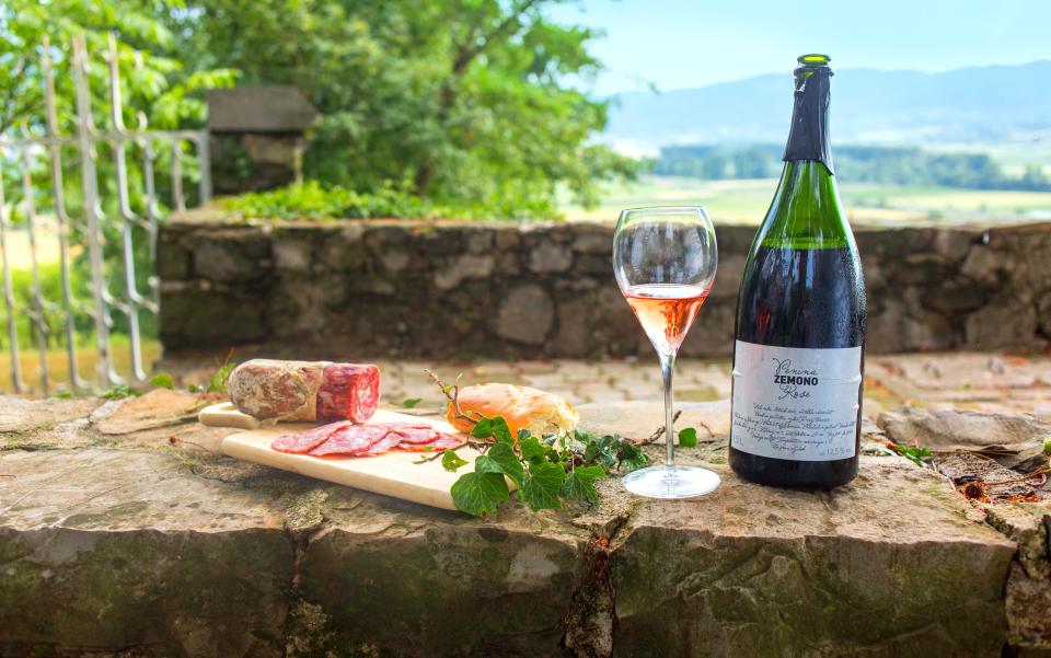 Slovenian sausage, bread and wine laid out in a garden - Credit: DAVID LOTRIC/ Slovenia Tourism Board