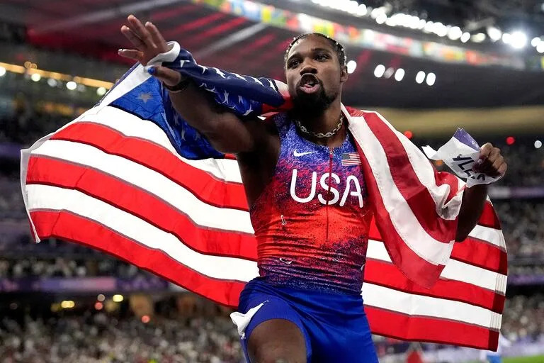 El estadounidense Noah Lyles festeja tras ganar la final de los 100 metros masculinos en los Juegos Olímpicos de París. (AP Foto/Matthias Schrader)