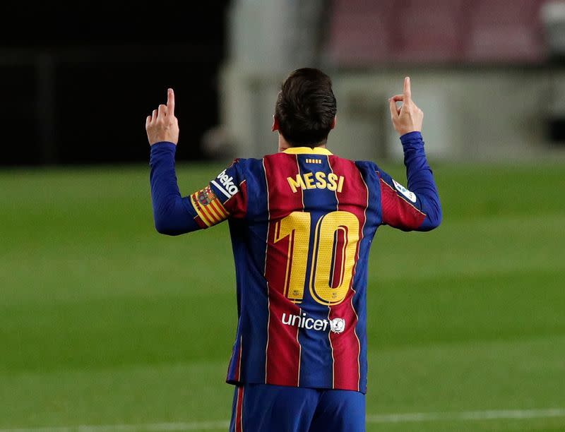 Lionel Messi celebra tras anotar en la victoria del FC Barcelona sobre el Getafe por la Liga española de fútbol, en el estadio Camp Nou, Barcelona, España