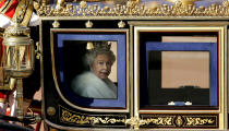 La reina Isabel II sale del Palacio de Buckingham en un carruaje para asistir a la inauguración estatal del Parlamento en Londres, el 6 de noviembre de 2007. (AP Foto/Kirsty Wigglesworth)