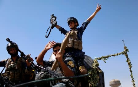 Members of the Iraqi Federal Police gesture after returning back from the front line in the Old City of Mosul, Iraq June 28, 2017. REUTERS/Ahmed Jadallah