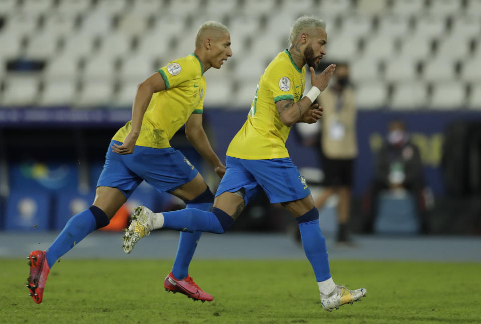 Neymar (derecha), de Brasil, festeja con su compañero Richarlison, luego de conseguir el segundo tanto ante Perú en un encuentro de la Copa América realizado el jueves 17 de junio de 2021 en Río de Janeiro (AP Foto/Bruna Prado)