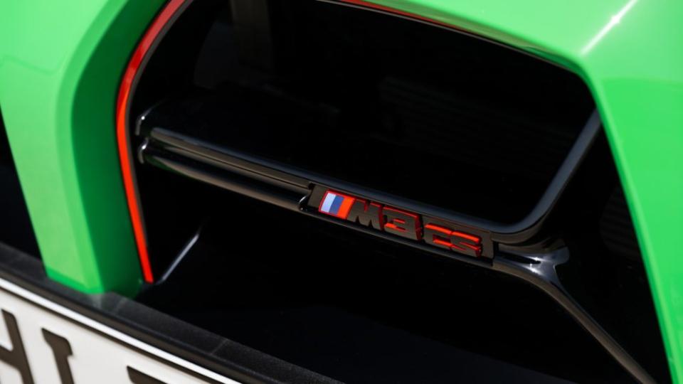水箱護罩內有紅黑雙色M3 CS銘牌。(圖片來源/ BMW)