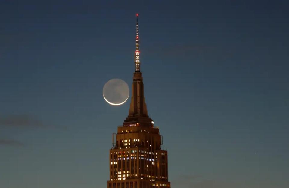 Durch die Erdreflexion erscheint der Mond in einem geisterhaften Schein.  - Copyright: Gary Hershorn/Getty Images