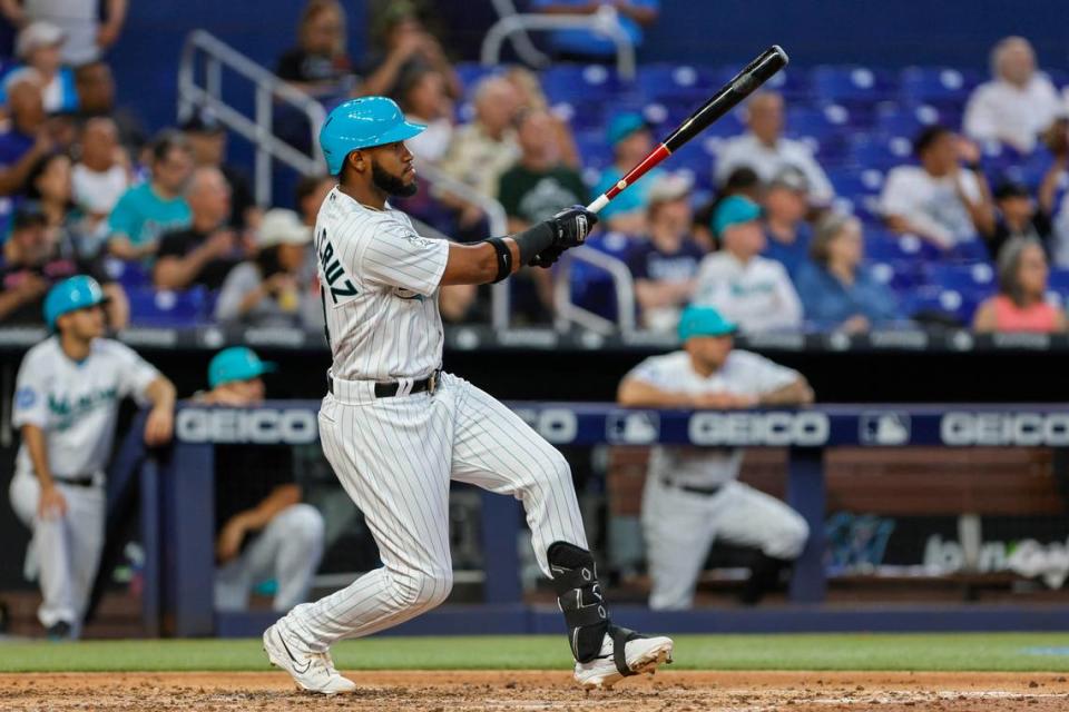 El jardinero de los Marlins Bryan De La Cruz batea un doble en el cuarto inning del partido ante los Rojos de Cincinnati, celebrado el 12 de mayo de 2023 en Miami.