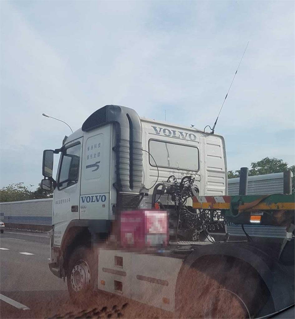 聯結車司機當起外送員「現身國道」　網笑慘：餐點正在高速公路奔馳中