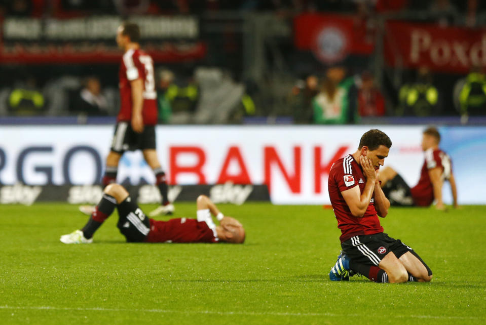 Die Spieler des 1. FC Nürnberg sind nach der Niederlage im Relegations-Match gegen Eintracht Frankfurt am Boden zerstört. Auch kommendes Jahr ist damit für die Franken 2. Liga angesagt. (dpa, AP Photo/Matthias Schrader)